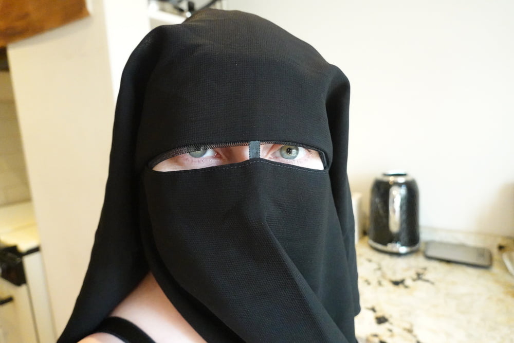 Esposa embarazada en niqab musulmán y sujetador de lactancia
 #106679768