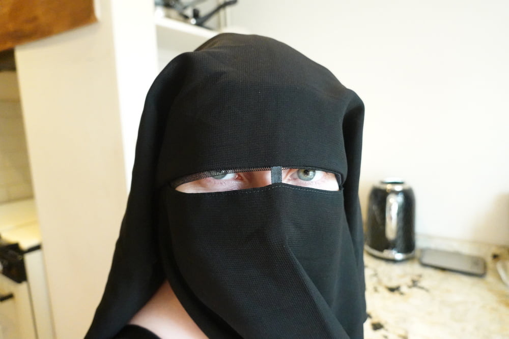 Femme enceinte en niqab musulman et soutien-gorge d'allaitement
 #106679769