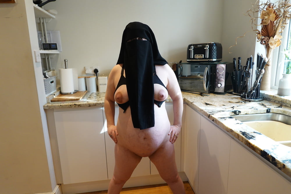 イスラム教のニカブと授乳用のブラジャーをつけた妊娠中の妻
 #106679775