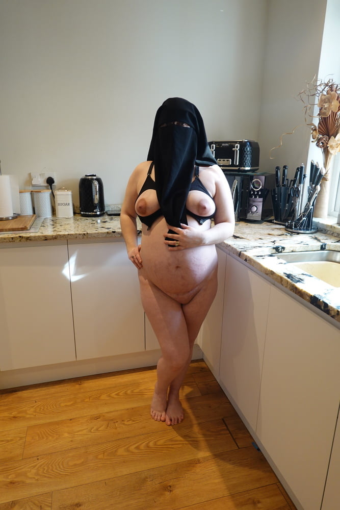 イスラム教のニカブと授乳用のブラジャーをつけた妊娠中の妻
 #106679779