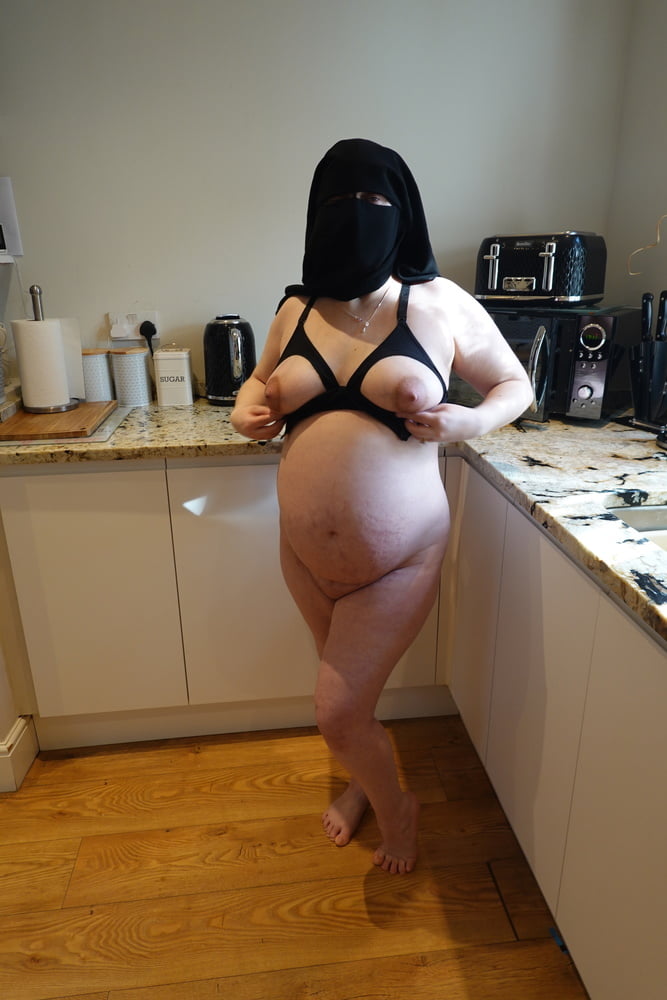 Femme enceinte en niqab musulman et soutien-gorge d'allaitement
 #106679781