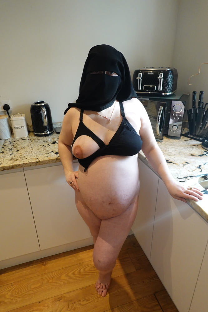 Femme enceinte en niqab musulman et soutien-gorge d'allaitement
 #106679784