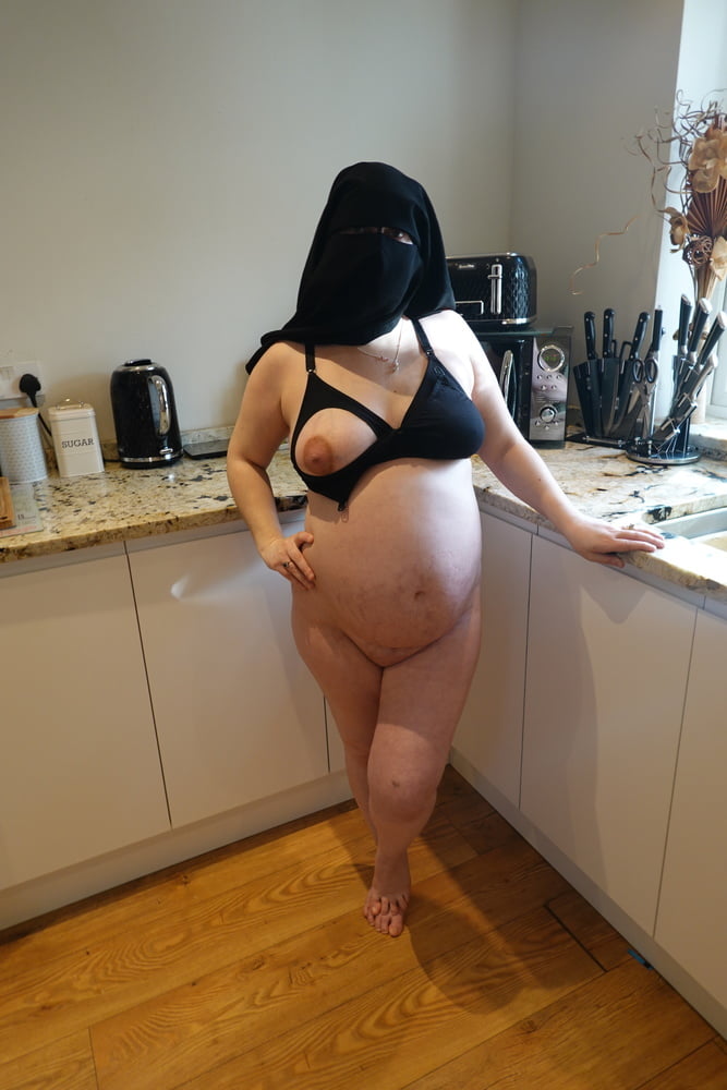 Femme enceinte en niqab musulman et soutien-gorge d'allaitement
 #106679785