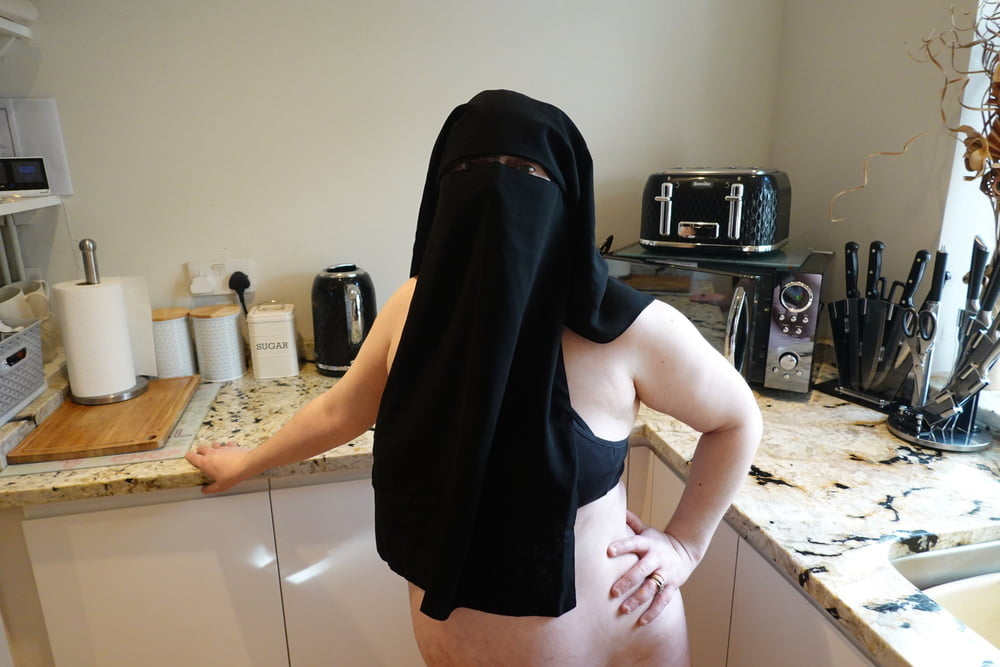 Femme enceinte en niqab musulman et soutien-gorge d'allaitement
 #106679787