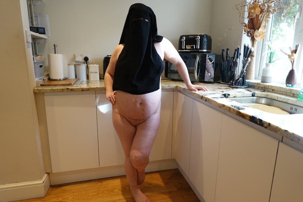 Femme enceinte en niqab musulman et soutien-gorge d'allaitement
 #106679792