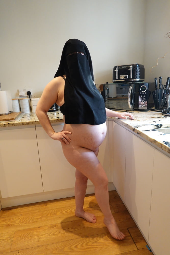 Femme enceinte en niqab musulman et soutien-gorge d'allaitement
 #106679794