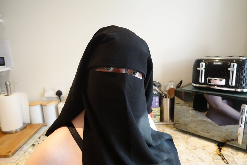 Femme enceinte en niqab musulman et soutien-gorge d'allaitement
 #106679797