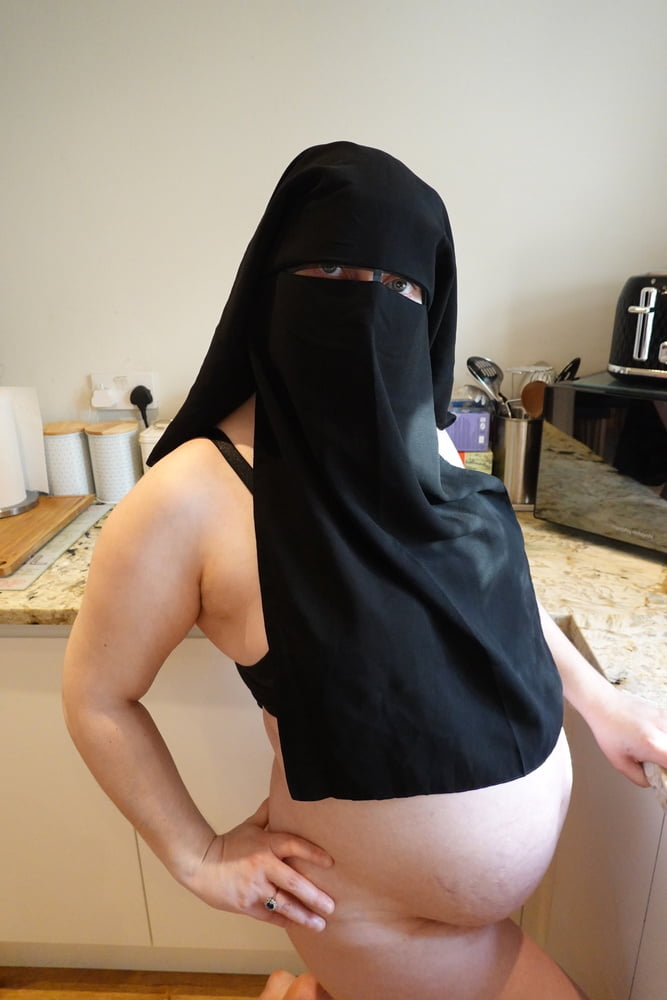 Femme enceinte en niqab musulman et soutien-gorge d'allaitement
 #106679798