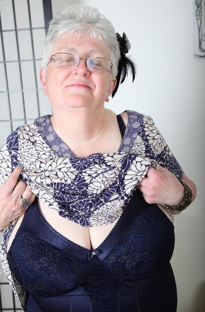 Divers granny mature bbw busty vêtements lingerie 5
 #103350850