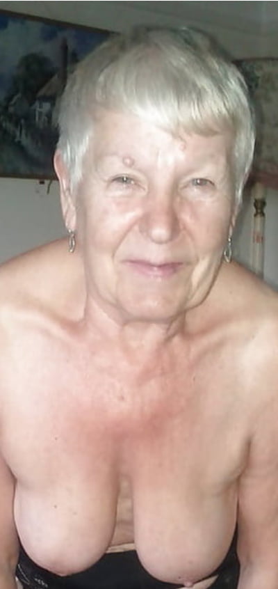 Alte Oma mit grauen Haaren
 #94353657