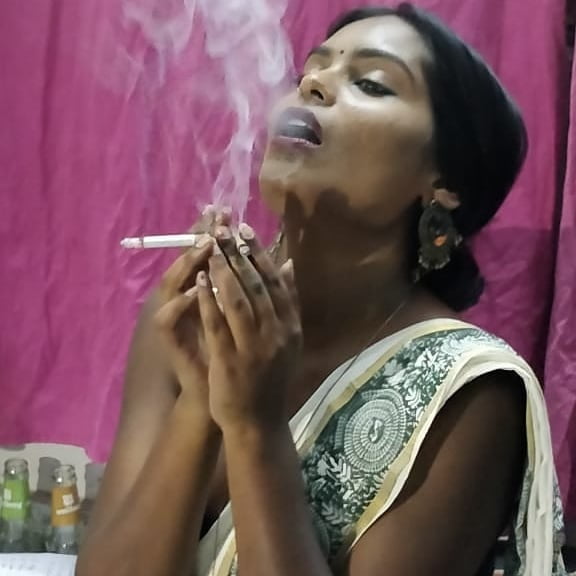 INDIANS DESIS SMOKING #104025725