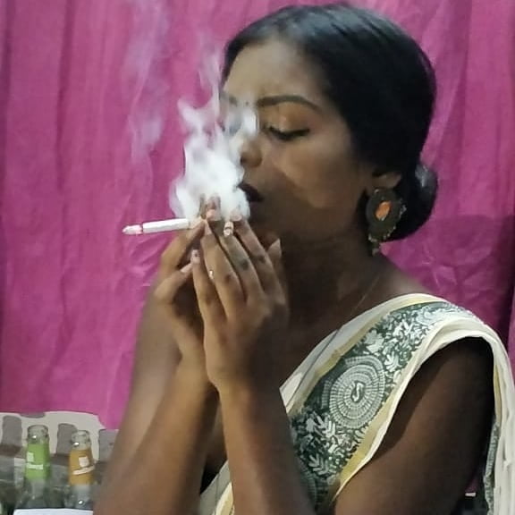 INDIANS DESIS SMOKING #104025727
