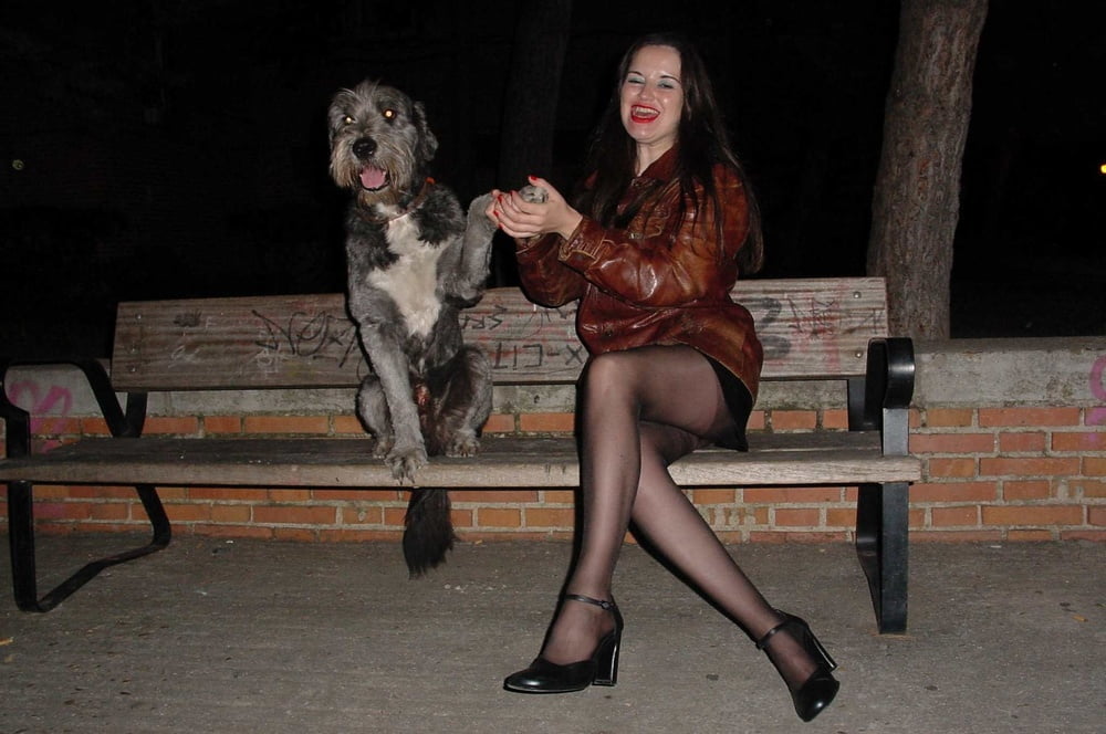 The Seduction Of A Leg Cross Speaks Of The Body Language #90292712