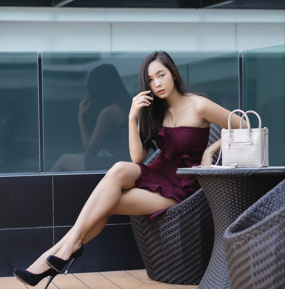 The Seduction Of A Leg Cross Speaks Of The Body Language #90292904