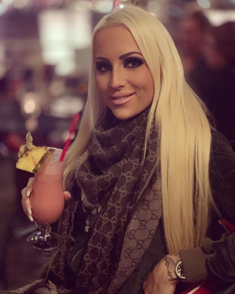 Ein sehr schönes Mädchen und begehrenswert.
 #89429139