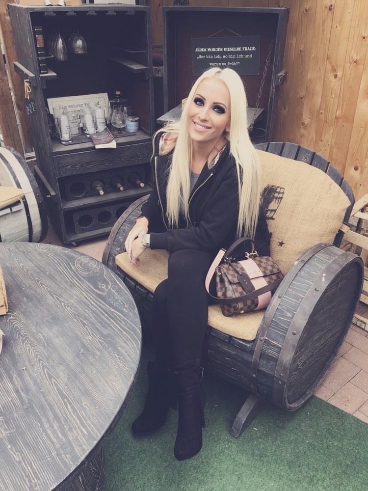 Ein sehr schönes Mädchen und begehrenswert.
 #89429150