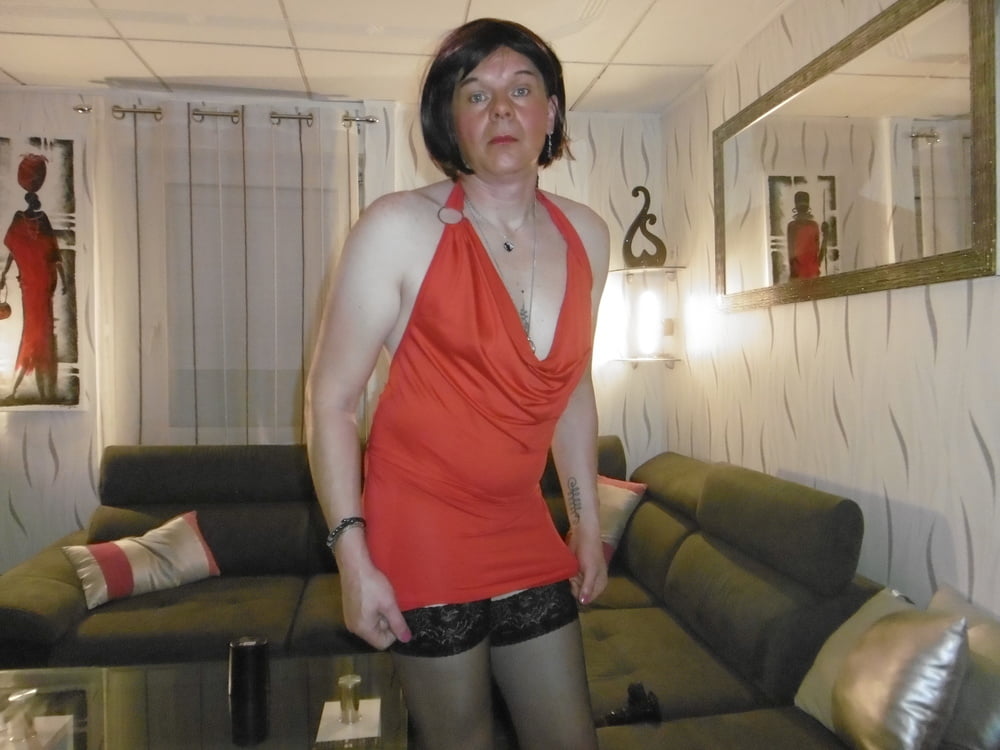 Robe rouge avec gode #107101031