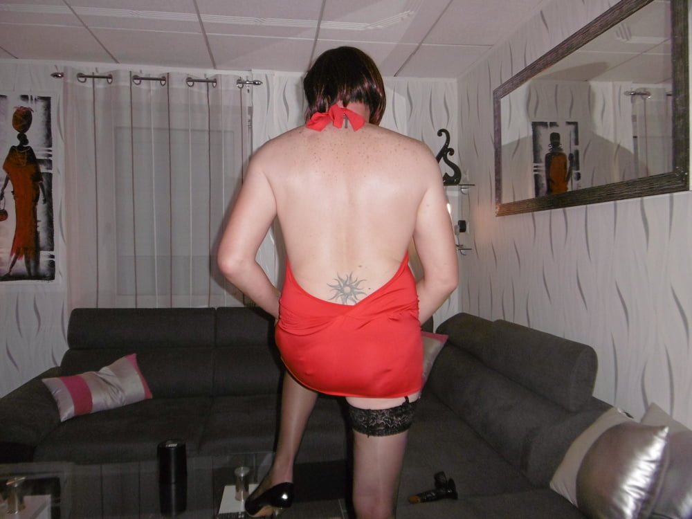 Robe rouge avec gode #107101032