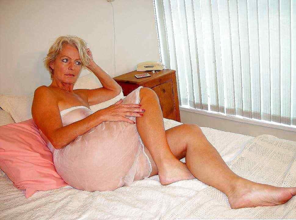 Grannies and matures on the bed #99295411