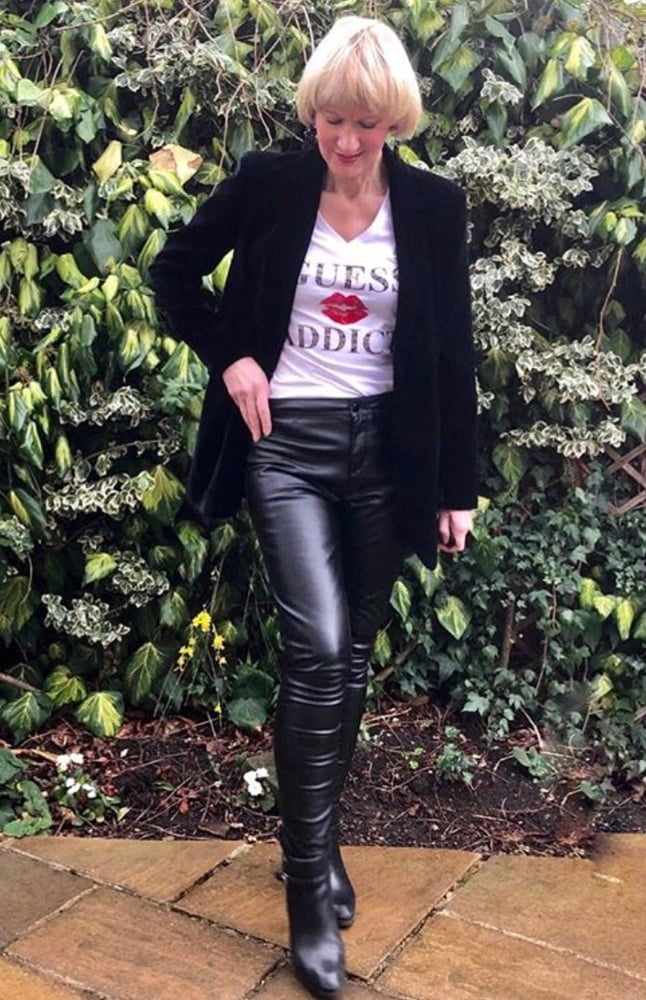 Insta milfs & gilfs tragen leder
 #102367256