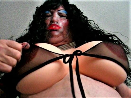 Travestido preparándose para el nuevo año escolar.
 #94036801