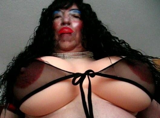 Travestido preparándose para el nuevo año escolar.
 #94036805