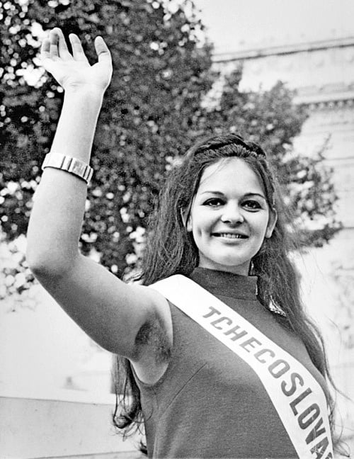 天然の毛深い女性
 #102100397