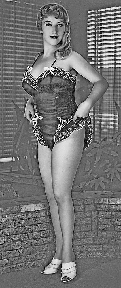 天然の毛深い女性
 #102101265