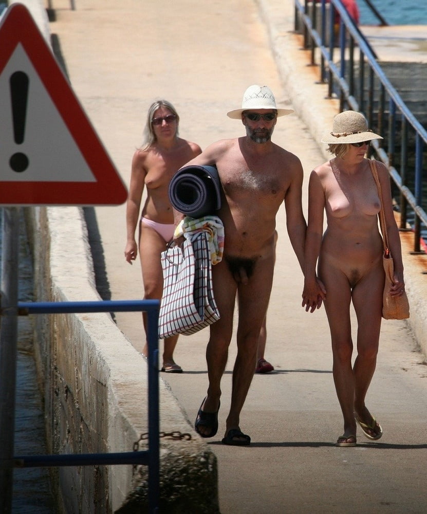 0804 Nudisten am Strand.
 #92442950