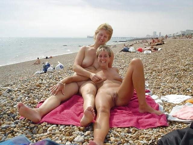 0804 Nudisten am Strand.
 #92443230