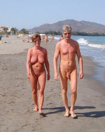 0804 Nudisten am Strand.
 #92443236