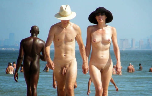 0804 Nudisten am Strand.
 #92443471