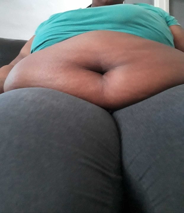 Chicas gordas con barrigas flácidas
 #99231823