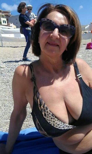 Donne mature in spiaggia 6
 #96570060