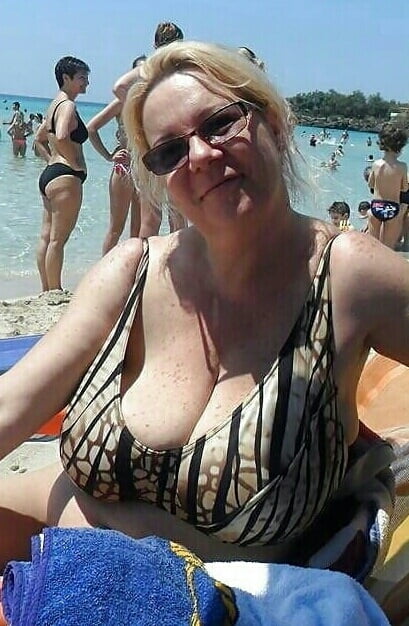 Donne mature in spiaggia 6
 #96570084
