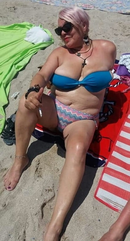 Donne mature in spiaggia 6
 #96570090