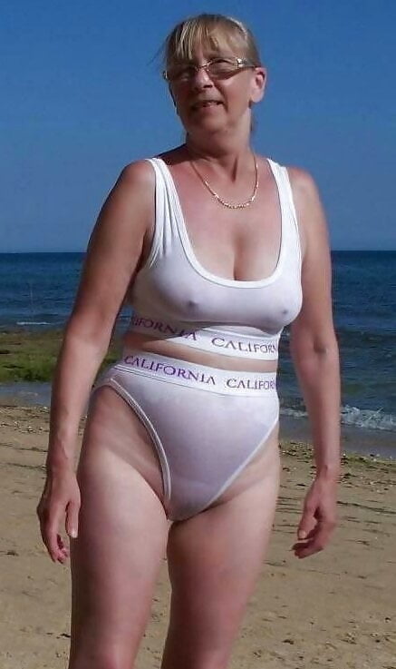 Donne mature in spiaggia 6
 #96570108