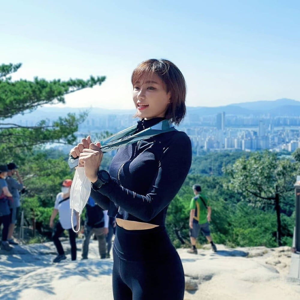 Nasse sportliche Koreanerin liebt ihre knappe Strumpfhose
 #86723853