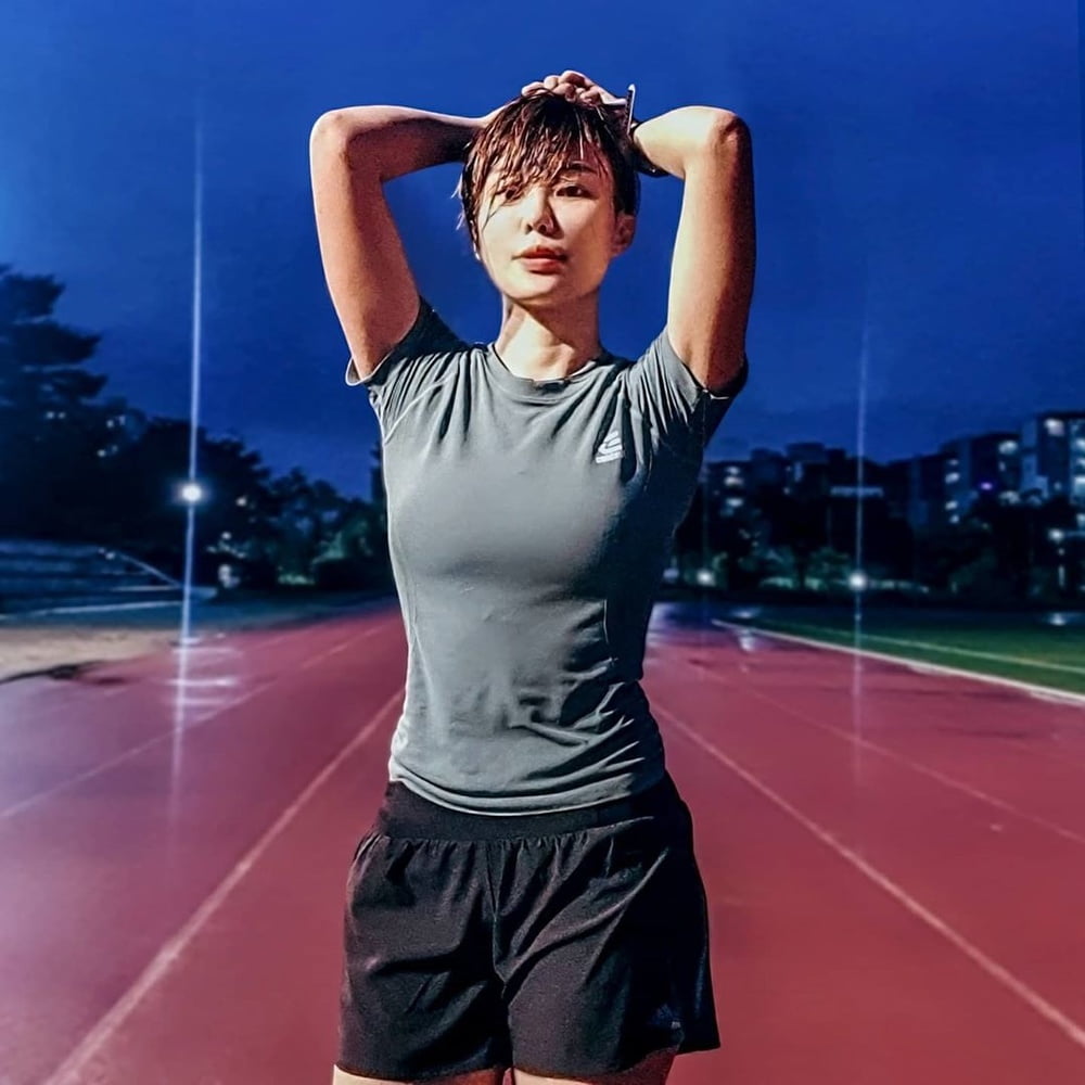 Nasse sportliche Koreanerin liebt ihre knappe Strumpfhose
 #86725028