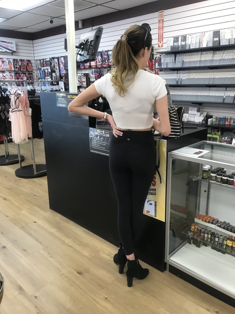 Bionda del negozio di sesso in leggings di lululemon
 #104026378