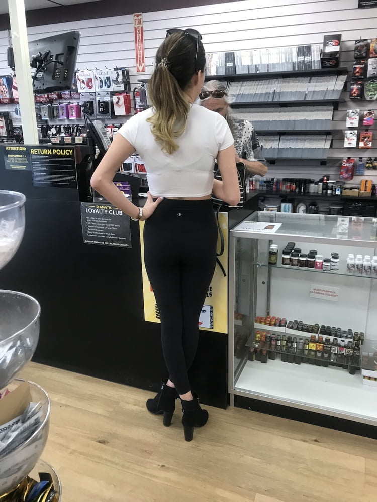 Bionda del negozio di sesso in leggings di lululemon
 #104026391