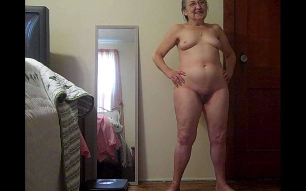 裸で立つおばあちゃんと熟女
 #95732985