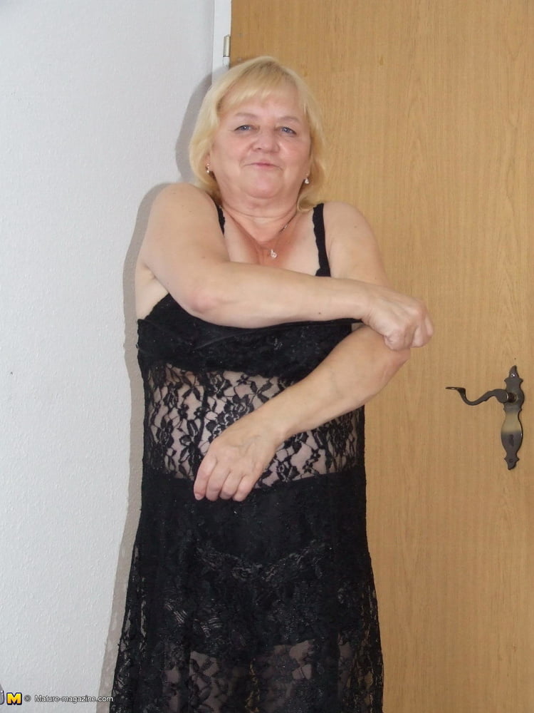 Abuela esperando más
 #97444546