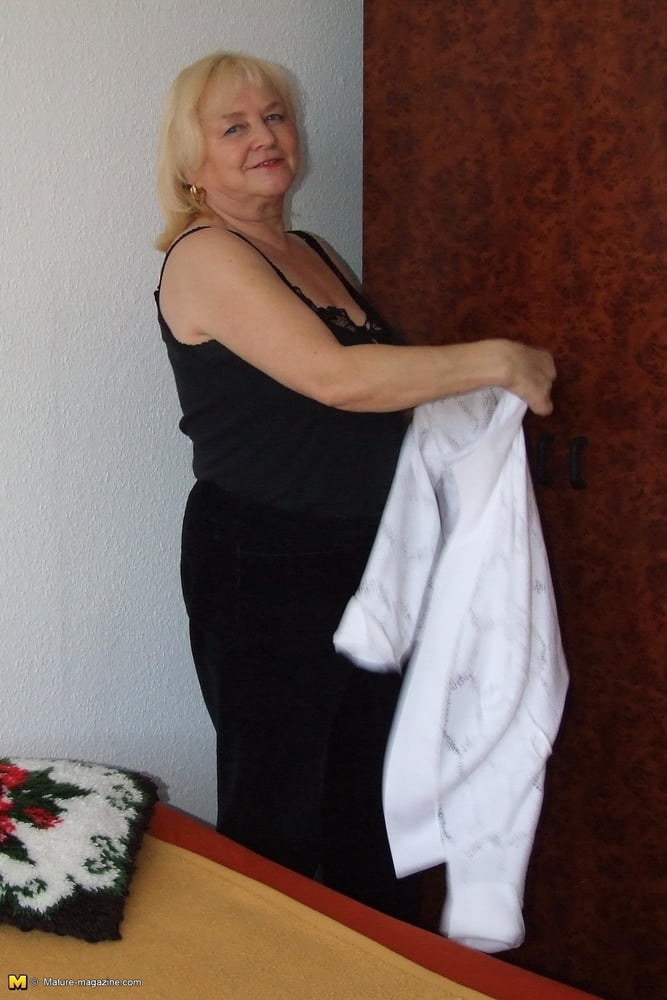 Abuela esperando más
 #97444725