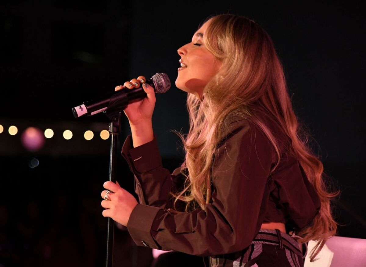 Sabrina Carpenter nackt #108035378