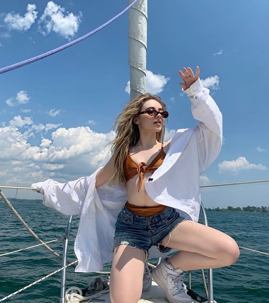 Sabrina Carpenter nackt #108035879
