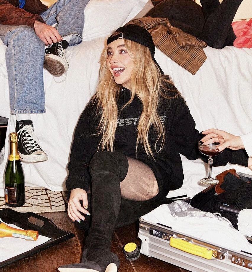 Sabrina Carpenter nackt #108035924