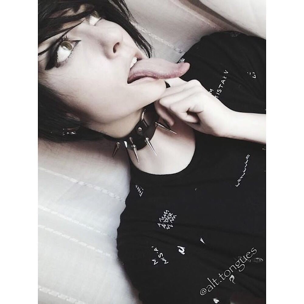 Sexy alternativa chica emo con lengua larga
 #96025047