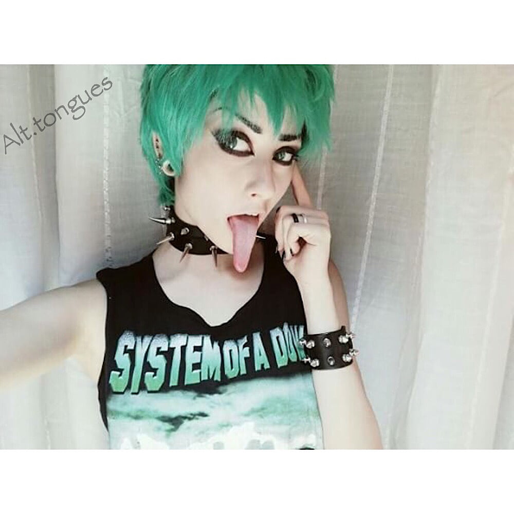 Sexy ragazza alternativa emo con lingua lunga
 #96025053