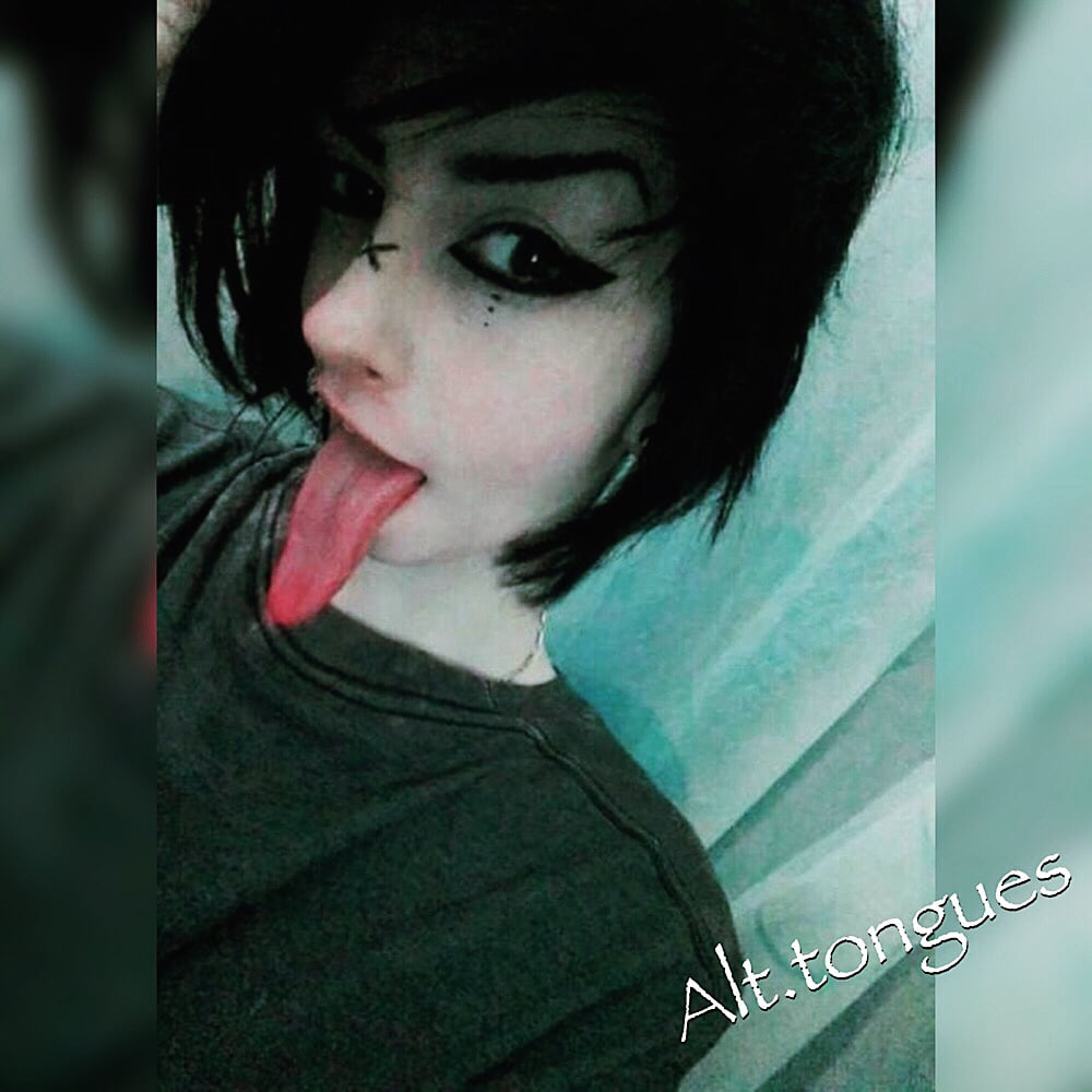 Sexy alternativa chica emo con lengua larga
 #96025059